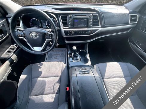 Used 2019 Toyota Highlander LE AWD/4WD image 11