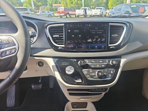 Used 2023 Chrysler Pacifica Touring-L FWD image 17