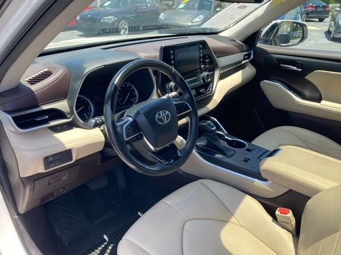 Used 2020 Toyota Highlander XLE FWD image 38