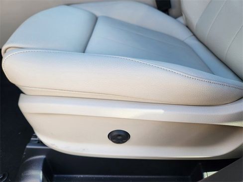 Used 2025 Mercedes-Benz GLB 250 4MATIC image 9