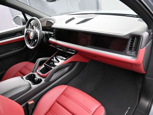 Certified 2025 Porsche Cayenne image 31