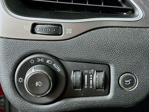 Used 2019 Jeep Cherokee Latitude Plus w/ Comfort/Convenience Group AWD/4WD image 17