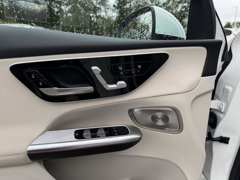 Certified 2025 Mercedes-Benz GLC 300 image 4