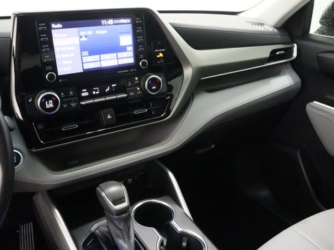 Used 2021 Toyota Highlander XLE FWD image 16