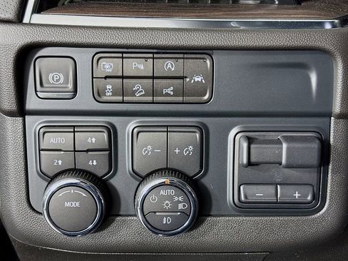 New 2025 Chevrolet Suburban Premier image 10