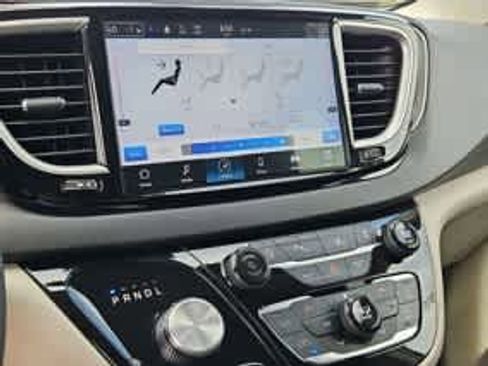 Used 2024 Chrysler Pacifica Touring-L FWD image 33