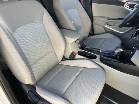 Certified 2025 Kia Soul LX FWD image 10
