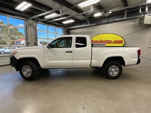Used 2022 Toyota Tacoma SR image 2