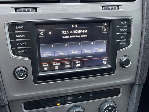 Used 2016 Volkswagen Golf S image 27