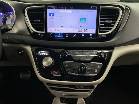 Used 2024 Chrysler Pacifica Touring-L FWD image 24