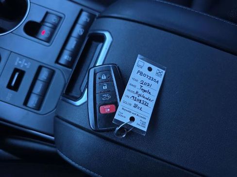 Used 2021 Toyota Highlander XLE AWD/4WD image 38