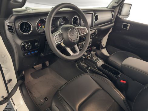 Used 2023 Jeep Wrangler Unlimited Sahara AWD/4WD image 4