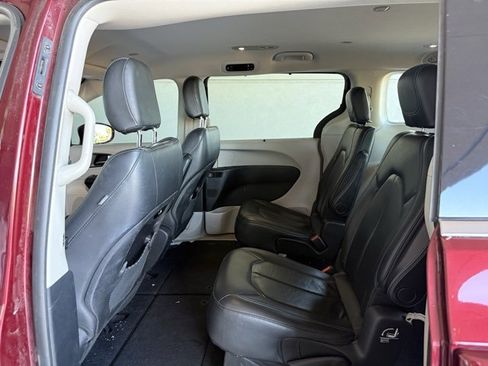 Used 2021 Chrysler Pacifica Touring-L image 18
