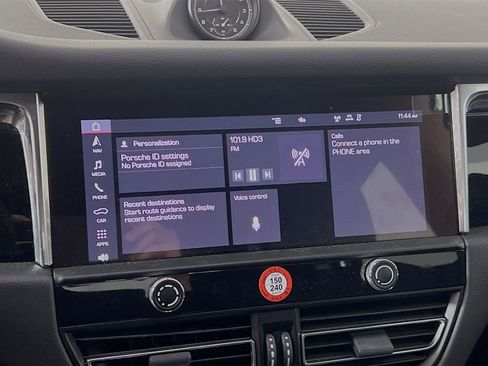 Certified 2025 Porsche Macan AWD/4WD image 15