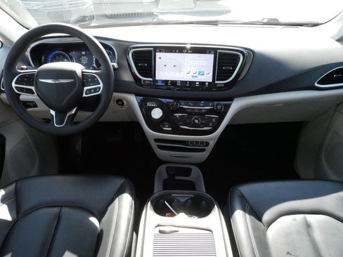 Used 2023 Chrysler Pacifica Touring-L image 10