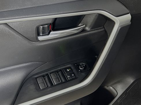 Used 2022 Toyota RAV4 XLE Premium image 17