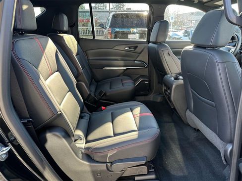 Used 2025 Chevrolet Traverse RS image 12