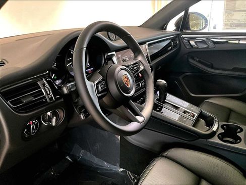 New 2026 Porsche Macan image 4