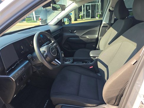 Used 2025 Hyundai Kona SE FWD image 8