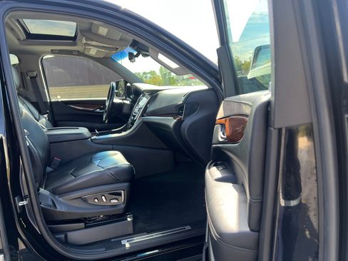 Used 2018 Cadillac Escalade Luxury image 46