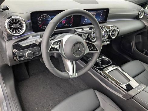 Used 2025 Mercedes-Benz CLA 250 image 3