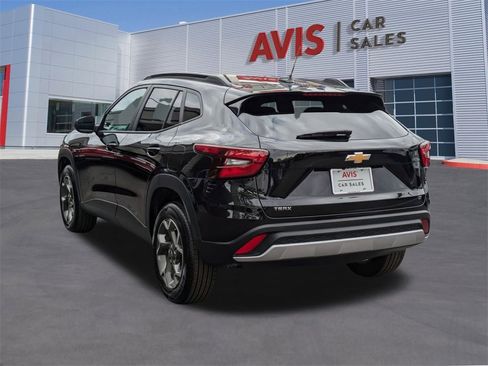 Used 2025 Chevrolet Trax LT w/ LT Convenience Package image 9