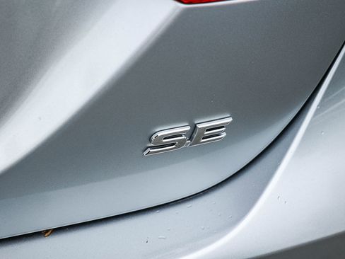 Used 2024 Toyota Camry SE image 9