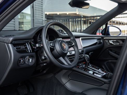 Certified 2026 Porsche Macan AWD/4WD image 4