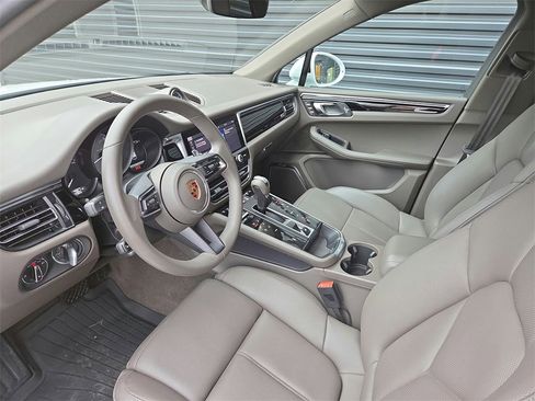 Used 2023 Porsche Macan S image 4
