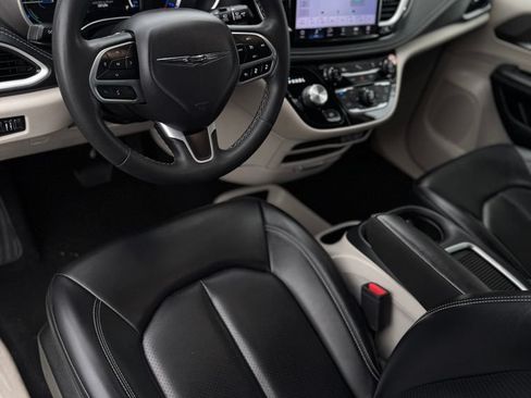 Used 2023 Chrysler Pacifica Touring-L FWD image 32