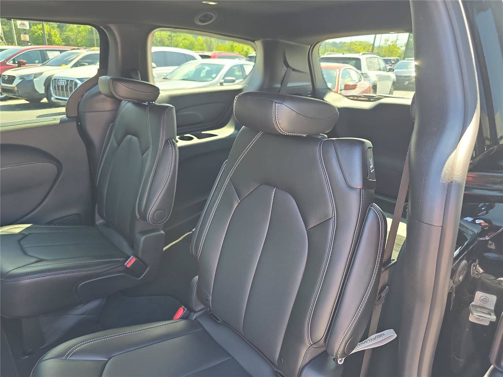 Used 2025 Chrysler Pacifica Select AWD/4WD image 13