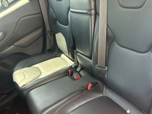 Used 2016 Jeep Cherokee Trailhawk w/ Comfort/Convenience Group AWD/4WD image 31