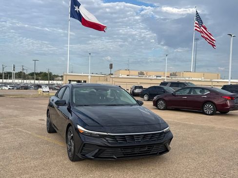 Used 2025 Hyundai Elantra SEL FWD image 3