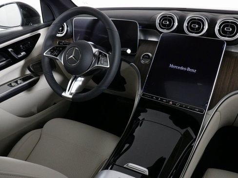 Used 2025 Mercedes-Benz GLC 350e 4MATIC image 3