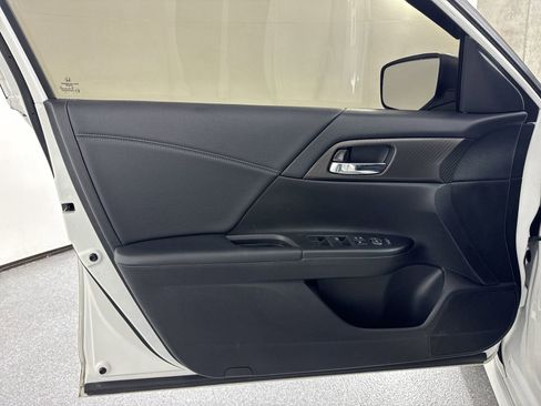 Used 2017 Honda Accord Sport image 19