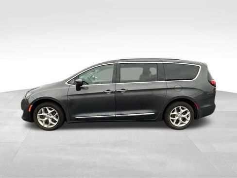 Used 2018 Chrysler Pacifica Touring-L w/ Tire & Wheel Group FWD image 3