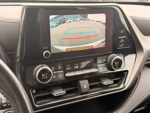Used 2023 Toyota Highlander LE AWD/4WD image 33