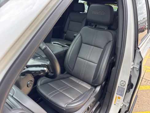 Used 2025 Chevrolet Tahoe High Country AWD/4WD image 25