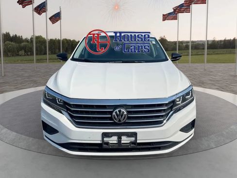 Used 2022 Volkswagen Passat 2.0T FWD image 2