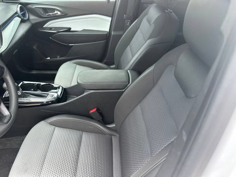 Used 2025 Chevrolet Trax LT FWD image 3