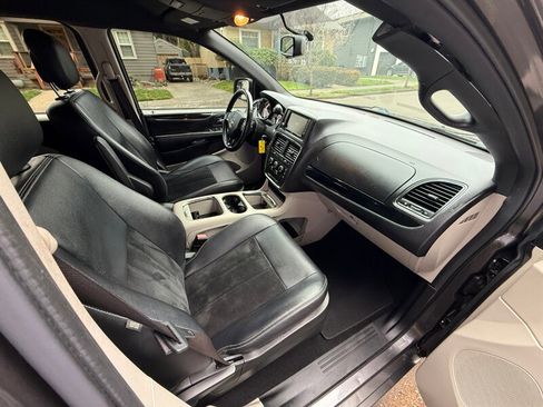 Used 2017 Dodge Grand Caravan SXT image 11