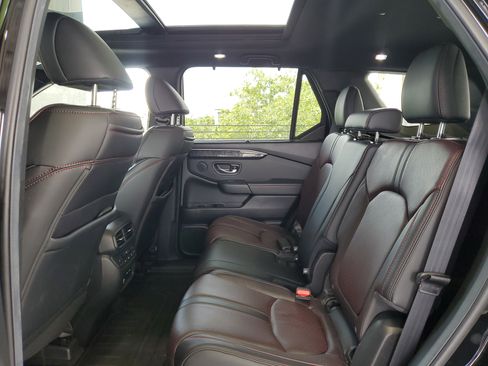 Used 2025 Honda Pilot Black Edition image 9