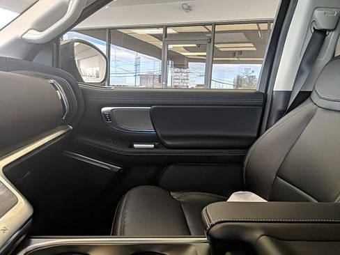 Used 2025 Ford Expedition Max Platinum image 28