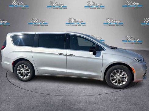 New 2026 Chrysler Pacifica Select image 2