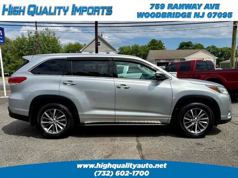 Used 2018 Toyota Highlander XLE AWD/4WD image 8