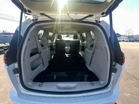 Used 2024 Chrysler Pacifica Touring-L image 6