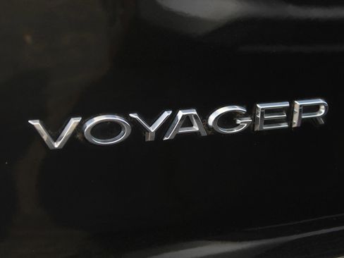 Used 2021 Chrysler Voyager Lxi image 28