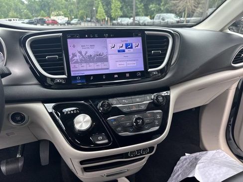 Used 2023 Chrysler Pacifica Touring-L FWD image 31