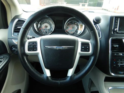 Used 2015 Chrysler Town & Country Touring-L w/ Driver Convenience Group FWD image 13
