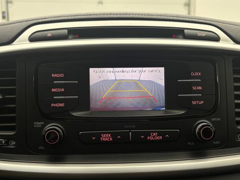 Used 2017 Kia Sorento FWD image 4